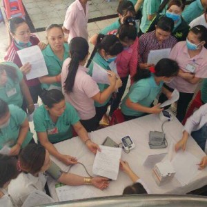 Yuhan phối hợp với Bệnh viện Dược Sài Gòn khám bệnh miễn phí cho công nhân viên Công ty may giày da Tài Lộc